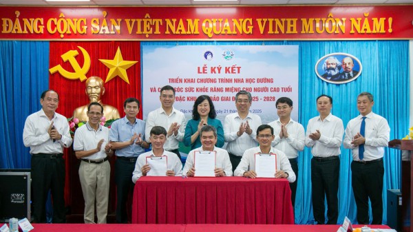 Triển khai chăm sóc răng miệng cho học sinh và người cao tuổi tại Côn Đảo Triển khai chăm sóc răng miệng cho học sinh và người cao tuổi tại Côn Đảo