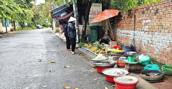 Cháy chợ Xuân Thới Sơn: Tiểu thương mất sạch vốn liếng, co ro bán hàng dưới mưa