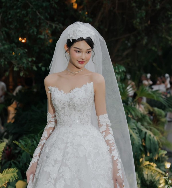 Nhan sắc tựa nàng thơ của 
