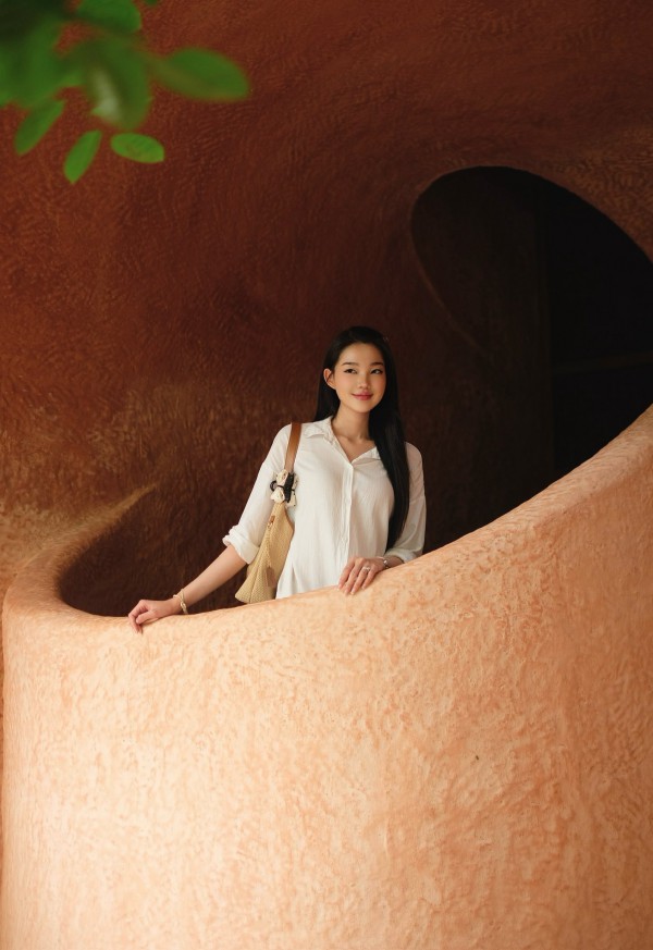 Nhan sắc tựa nàng thơ của 