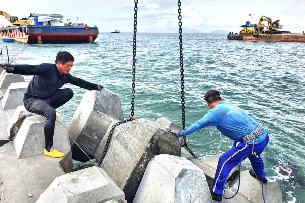 'Gánh' 10 kg chì, thợ lặn ngâm mình hàng giờ để 'hồi sinh' bãi biển Hội An