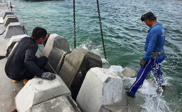 'Gánh' 10 kg chì, thợ lặn ngâm mình hàng giờ để 'hồi sinh' bãi biển Hội An