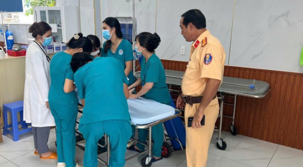CSGT dùng xe chuyên dụng cứu nguy bé trai 1 tuổi khó thở, tím tái toàn thân