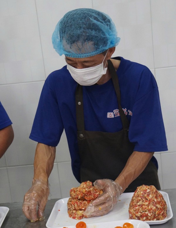 Cô gái Mỹ Tho kế nghiệp cha với 'cuốn bí kíp' giữ hồn bánh trung thu gia truyền