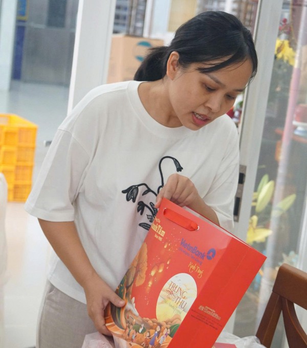 Cô gái Mỹ Tho kế nghiệp cha với 'cuốn bí kíp' giữ hồn bánh trung thu gia truyền