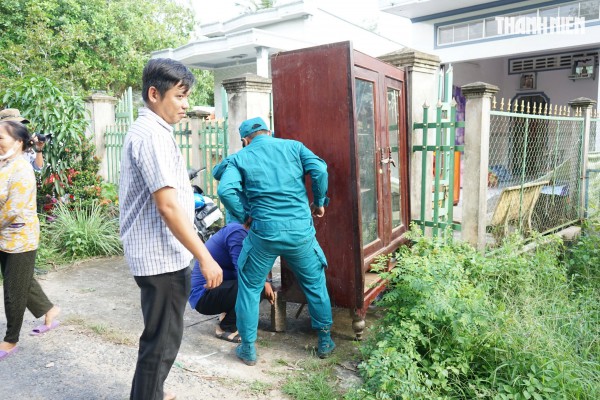 Cận cảnh sạt lở bờ sông Tiền, nhiều ngôi nhà bị 'nuốt chửng'