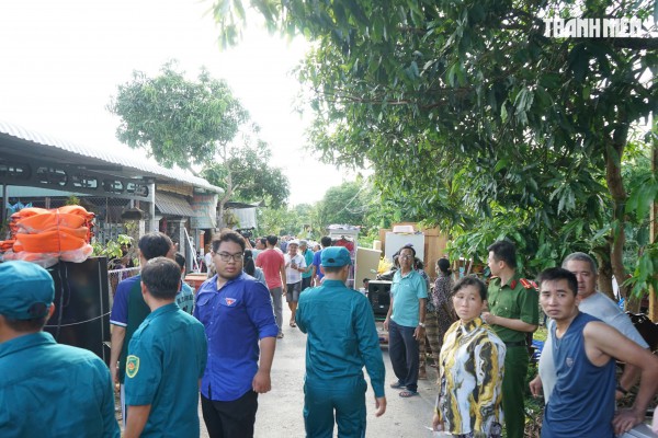 Cận cảnh sạt lở bờ sông Tiền, nhiều ngôi nhà bị 'nuốt chửng'