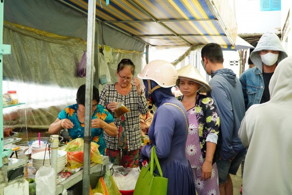 Quán bún mắm trong chợ 'nặng ký' nhất miền Tây: Bà chủ... có lối đi riêng