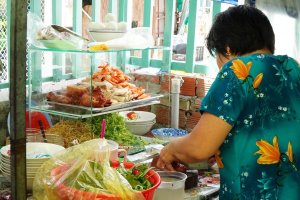 Quán bún mắm trong chợ 'nặng ký' nhất miền Tây: Bà chủ... có lối đi riêng