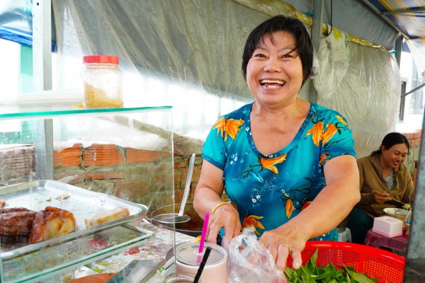Quán bún mắm trong chợ 'nặng ký' nhất miền Tây: Bà chủ... có lối đi riêng