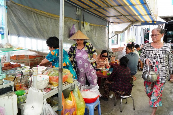 Quán bún mắm trong chợ 'nặng ký' nhất miền Tây: Bà chủ... có lối đi riêng