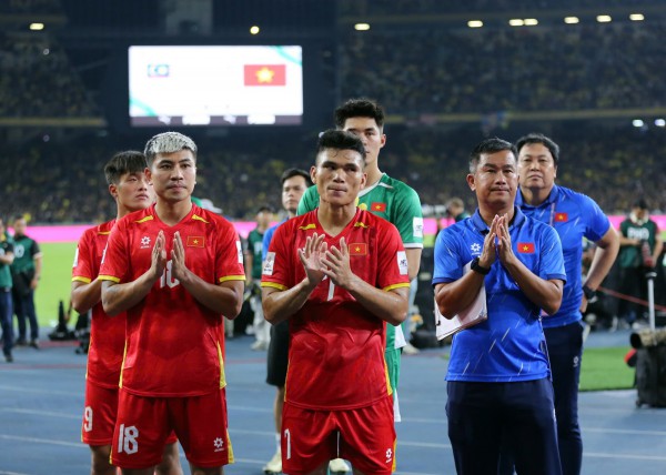 Trợ lý HLV Kim Sang-sik nói gì khi lên chức cực to: ‘Hành trình rất nhiều thử thách’
