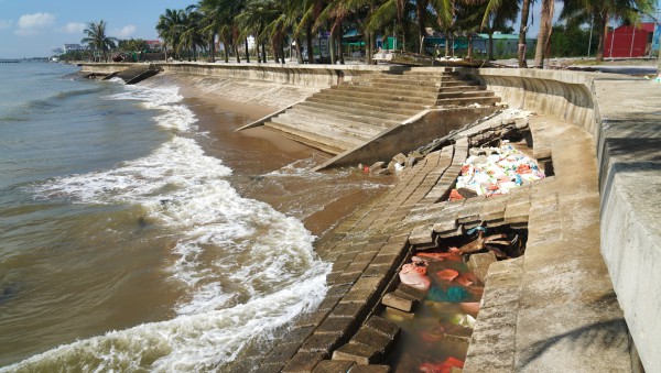 Kè biển Hải Tiến tiếp tục bị sạt lở