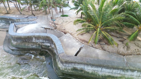 Kè biển Hải Tiến tiếp tục bị sạt lở