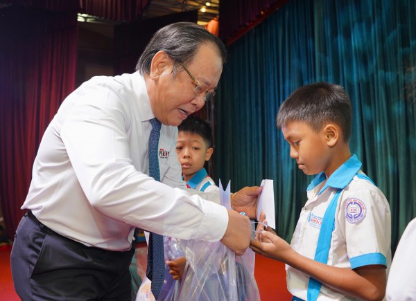 Lan tỏa chương trình 'Cùng ngư dân thắp sáng đèn trên biển' tại Gia Lai