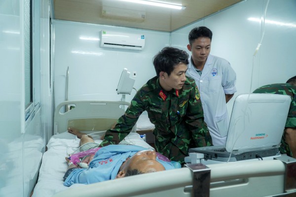 Trực thăng vượt bão xuyên đêm đưa bệnh nhân từ Trường Sa về TP.HCM cấp cứu