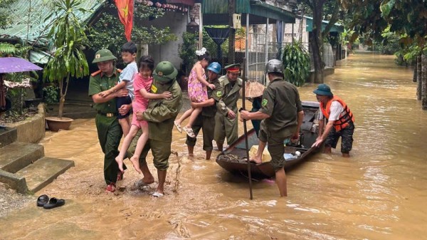 Sóng lớn, gió mạnh ở vùng ven biển Thanh Hóa