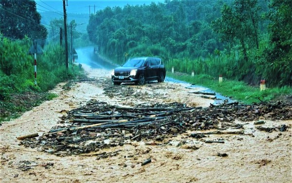 Cận cảnh bão số 10 gây sạt lở nghiêm trọng nhiều nơi ở vùng núi Đà Nẵng