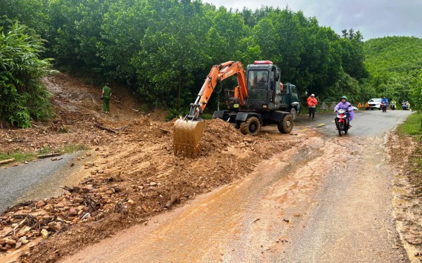 Cận cảnh bão số 10 gây sạt lở nghiêm trọng nhiều nơi ở vùng núi Đà Nẵng