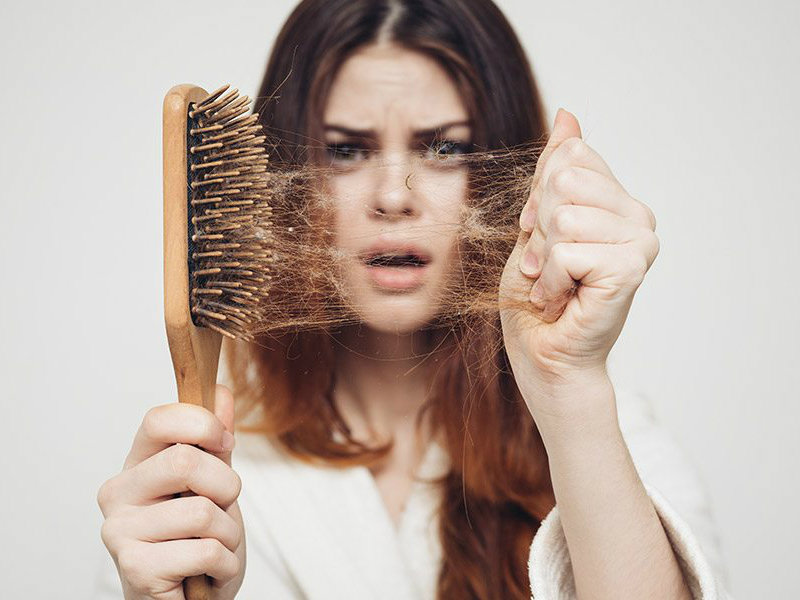 Đồ uống có cồn và đường là thủ phạm gây rụng tóc