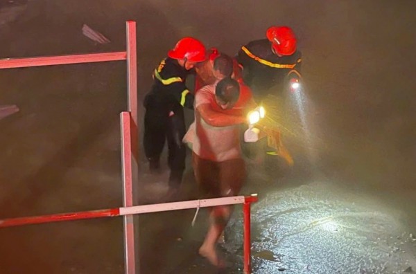 Bão số 10 quần thảo, gầm rú suốt đêm ở Nghệ An