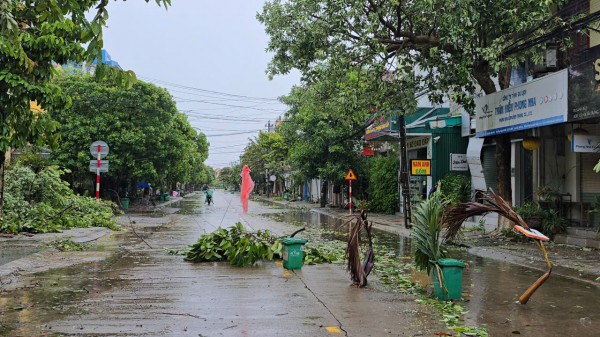 Đường phố Đồng Hới ngổn ngang, cây đổ mái tôn bay sau bão số 10