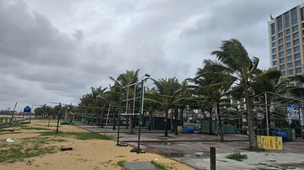 Biển Nhật Lệ dậy sóng, mưa lũ uy hiếp trước bão số 10