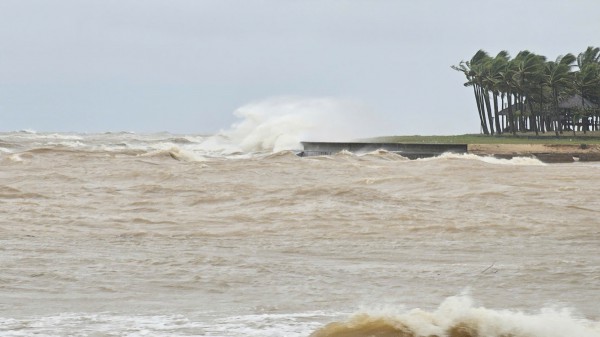 Biển Nhật Lệ dậy sóng, mưa lũ uy hiếp trước bão số 10