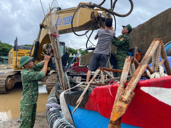 Biển Nhật Lệ dậy sóng, mưa lũ uy hiếp trước bão số 10