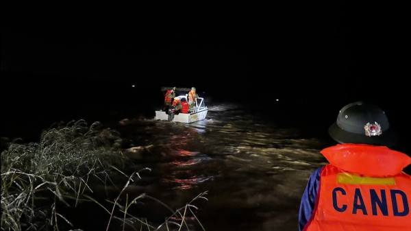 Thanh Hóa: Nước sông dâng cao, hàng ngàn nhà dân ngập lụt