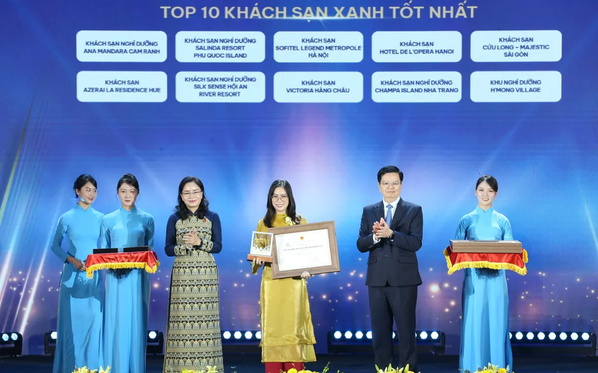 Phó Thủ tướng Mai Văn Chính trao Giải thưởng vinh danh các tập thể xuất sắc