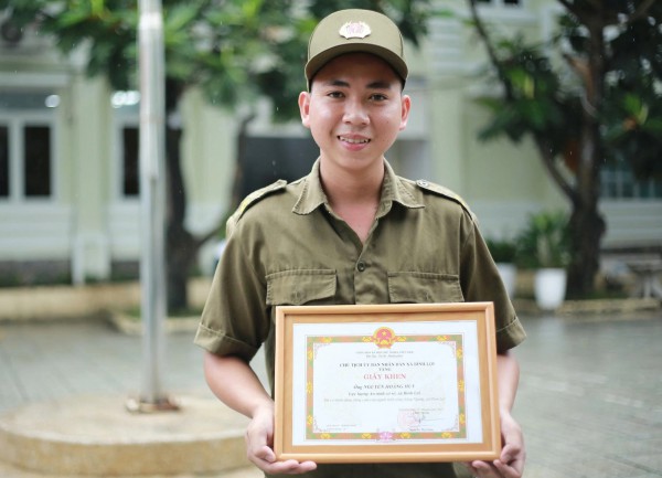 Anh Nguyễn Hoàng Huy được khen thưởng vì dũng cảm cứu người trên sông Anh Nguyễn Hoàng Huy được khen thưởng vì dũng cảm cứu người trên sông