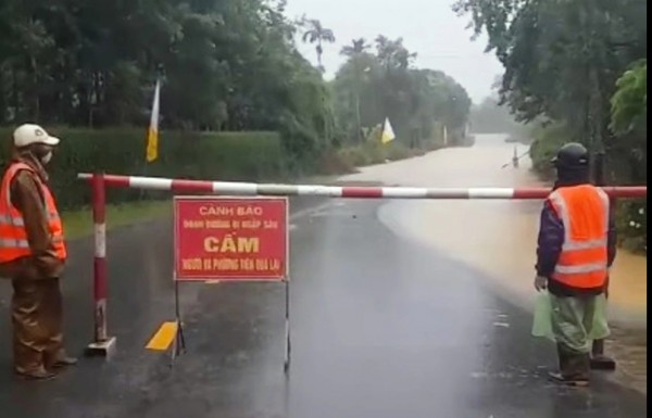 Áp thấp nhiệt đới đang gây mưa lớn ở Hà Tĩnh Áp thấp nhiệt đới đang gây mưa lớn ở Hà Tĩnh