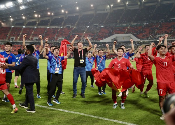 Bảng xếp hạng FIFA tháng 9: Đội tuyển Việt Nam hơn Indonesia 5 bậc, bỏ xa Malaysia Bảng xếp hạng FIFA tháng 9: Đội tuyển Việt Nam hơn Indonesia 5 bậc, bỏ xa Malaysia