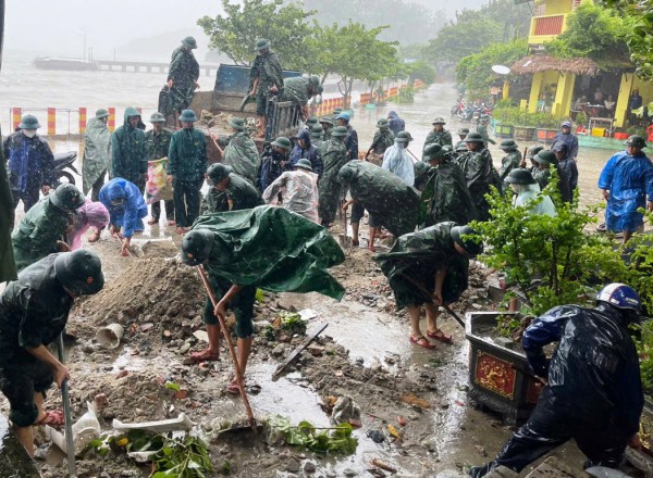 Bão số 10: Bộ đội biên phòng dầm mưa giúp dân vùng đặc khu Cù Lao Chàm