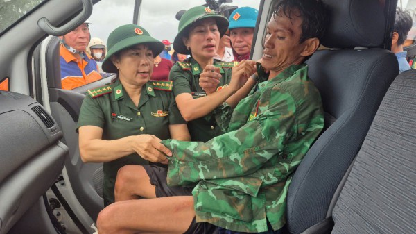 Bão số 10: Hai tàu cá bị sóng đánh chìm ở Quảng Trị, đã cứu được 8 thuyền viên