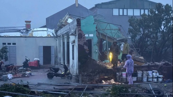 Bão số 10: Khẩn cấp sơ tán dân do nước biển tràn qua đê ở Thanh Hóa