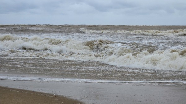 Biển Nhật Lệ dậy sóng, mưa lũ uy hiếp trước bão số 10