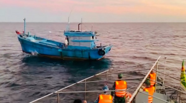 Cứu hộ ngư dân bị cáp tời trên tàu cá đập vào đầu