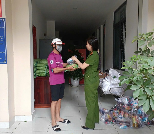 Giữ Tổ quốc bình yên: Nữ phó trưởng Công an phường Vũng Tàu trách nhiệm với dân Giữ Tổ quốc bình yên: Nữ phó trưởng Công an phường Vũng Tàu trách nhiệm với dân