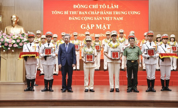 Giữ Tổ quốc bình yên: Thượng úy trẻ giữ bình yên cho làng biển Xuân Cảnh Giữ Tổ quốc bình yên: Thượng úy trẻ giữ bình yên cho làng biển Xuân Cảnh