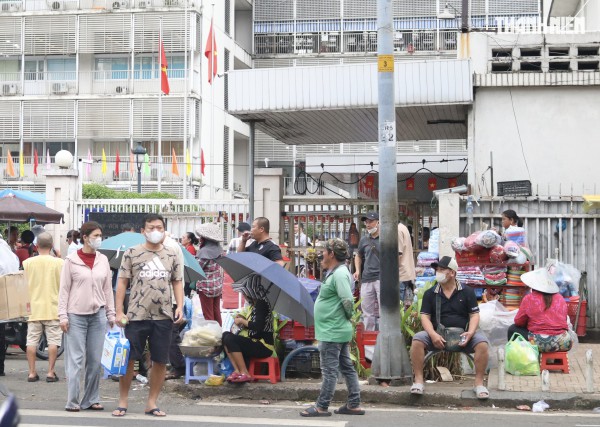 Hàng rong quanh bệnh viện lớn ở TP.HCM khó dẹp vì 'nắm rõ lịch kiểm tra'