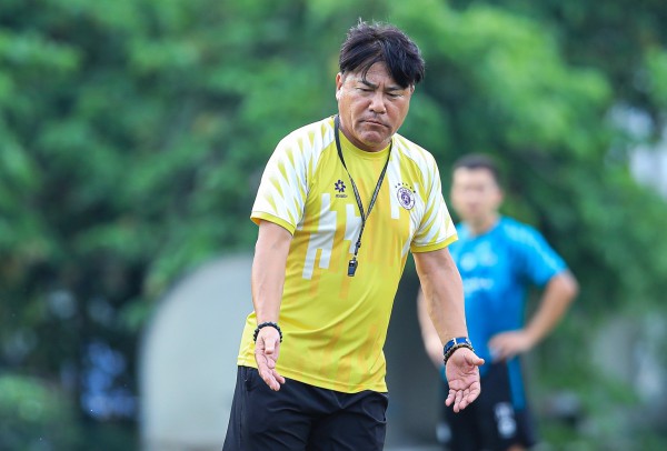 Lộ diện HLV đầu tiên có nguy cơ bị sa thải ở V-League