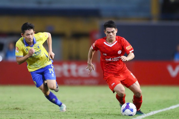 Lộ diện HLV đầu tiên có nguy cơ bị sa thải ở V-League