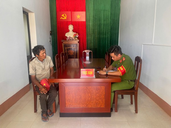 Người đàn ông đi lạc 10 ngày được công an hỗ trợ đưa về quê