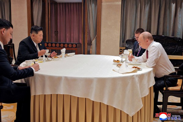 Nhân viên lau sạch vật dụng ông Kim Jong-un dùng khi gặp ông Putin Nhân viên lau sạch vật dụng ông Kim Jong-un dùng khi gặp ông Putin