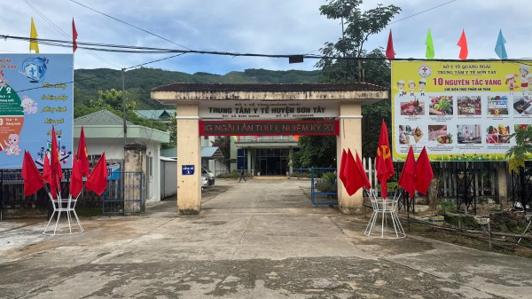Nồi cháo tình thương và gian hàng 0 đồng ở Sơn Tây Nồi cháo tình thương và gian hàng 0 đồng ở Sơn Tây