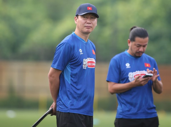 Nóng: HLV Kim đã được báo tin đội tuyển Malaysia dùng 7 cầu thủ gian lận trận thắng Việt Nam Nóng: HLV Kim đã được báo tin đội tuyển Malaysia dùng 7 cầu thủ gian lận trận thắng Việt Nam