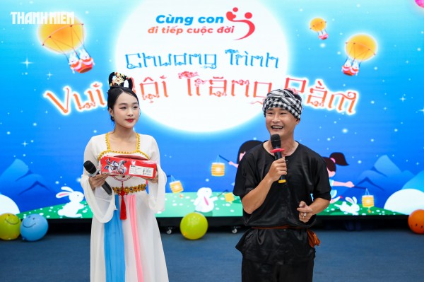 Nụ cười trẻ thơ sáng bừng đêm hội Trung thu ở tòa soạn Báo Thanh Niên