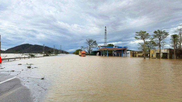 Nước sông Lam dâng cao, Quốc lộ 1A ngập sâu
